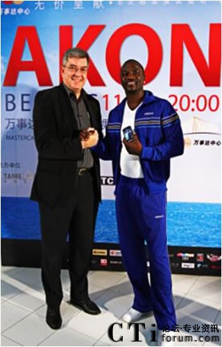 RIM公司中國區(qū)總裁謝國睿先生向美國嘻哈天王阿肯贈送黑莓智能手機